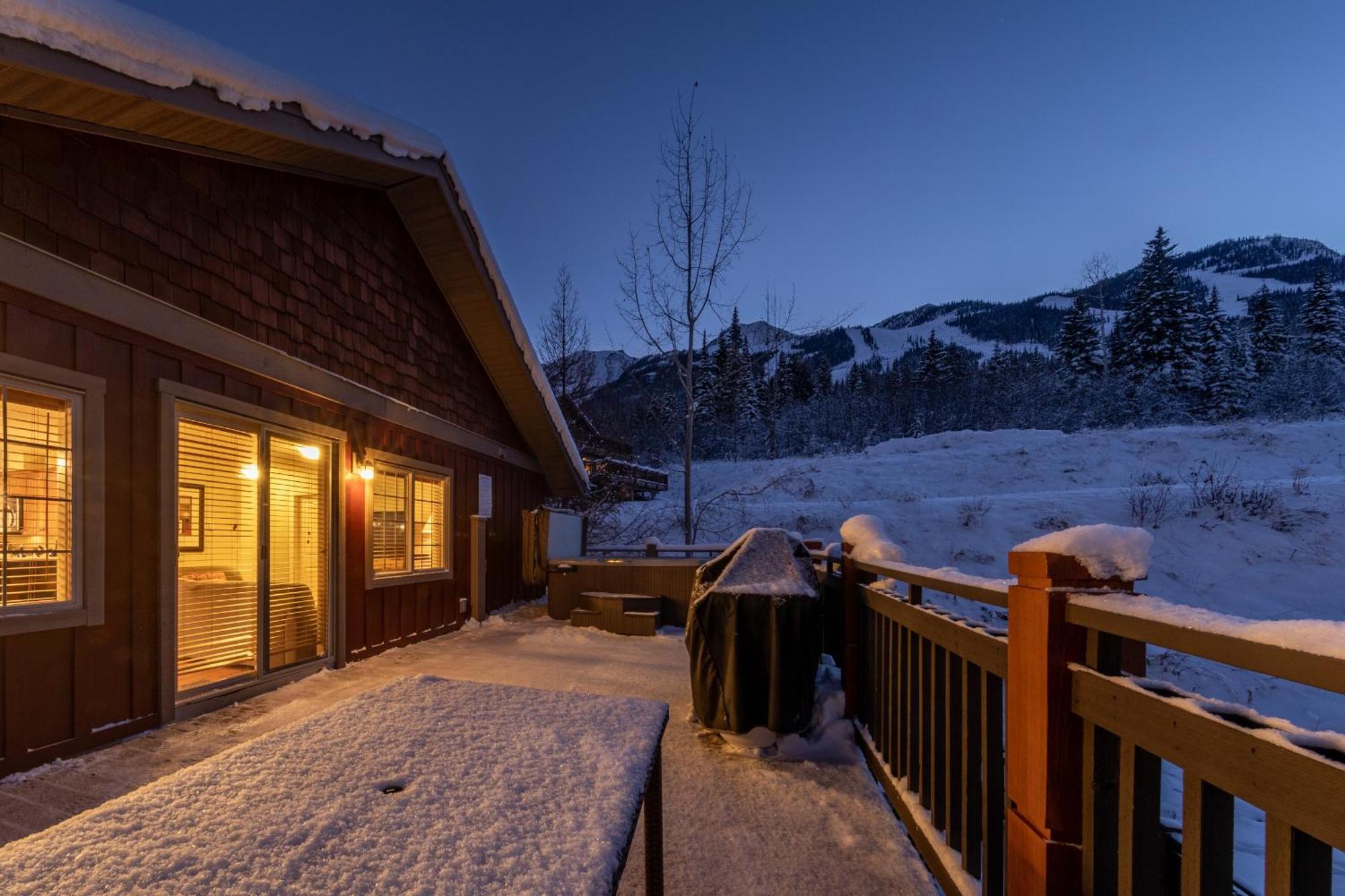 Lush Mountain Accommodations 골든 외부 사진