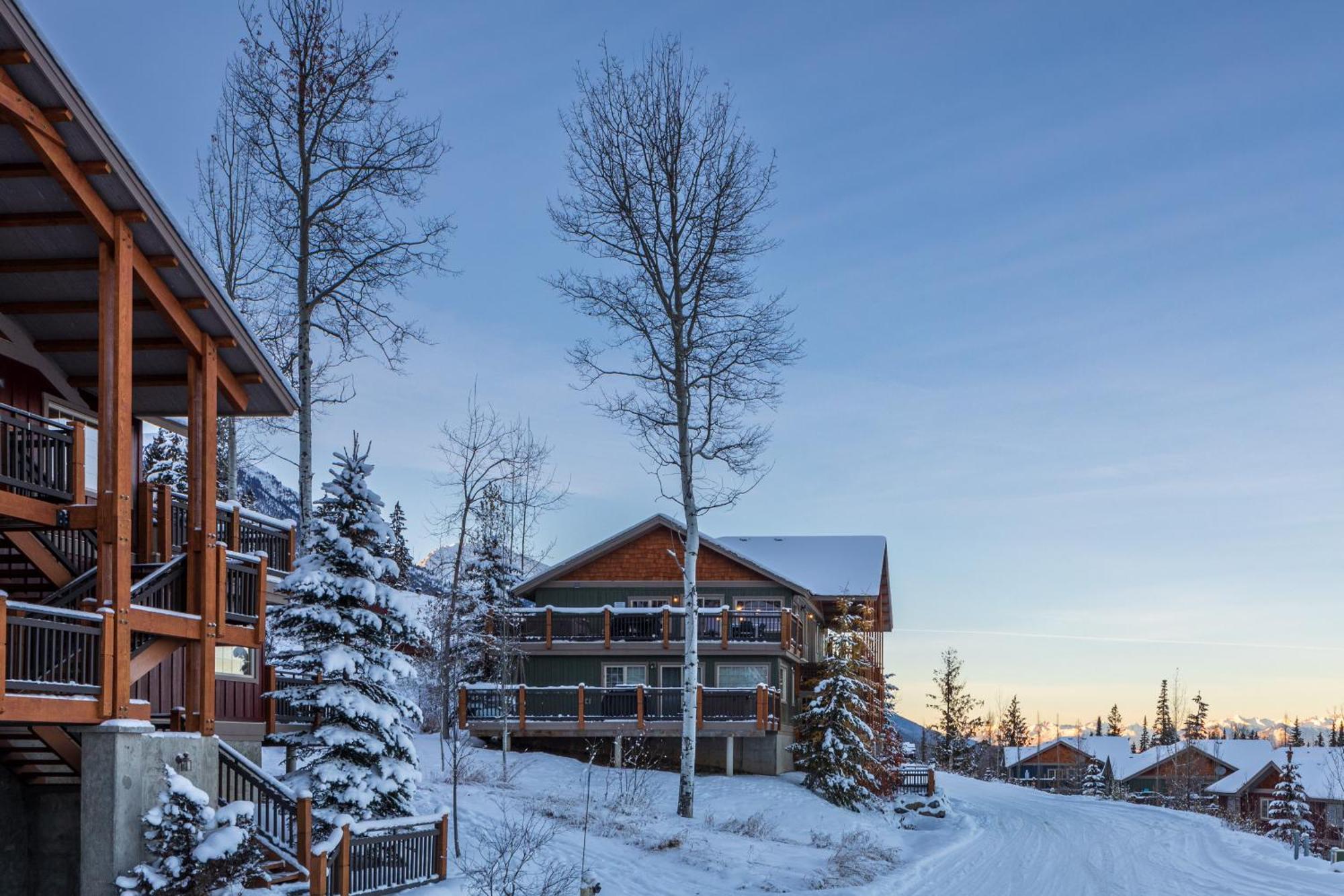 Lush Mountain Accommodations 골든 외부 사진