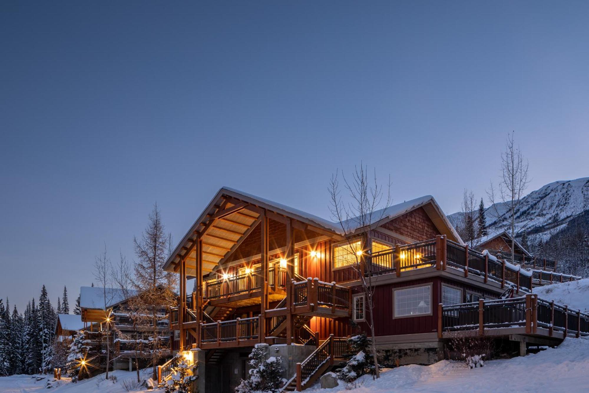 Lush Mountain Accommodations 골든 외부 사진