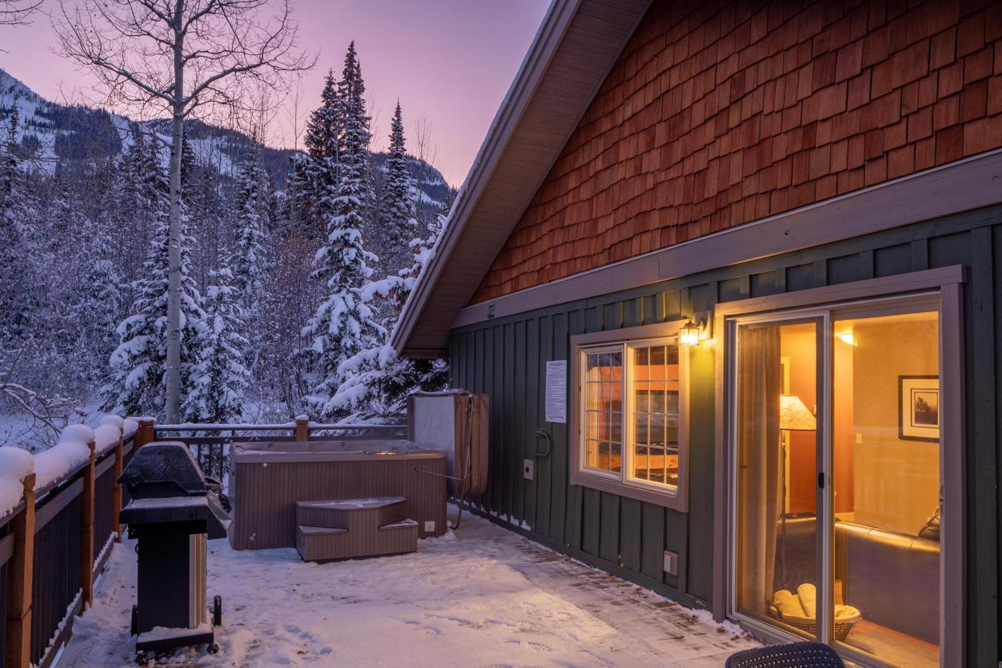 Lush Mountain Accommodations 골든 외부 사진